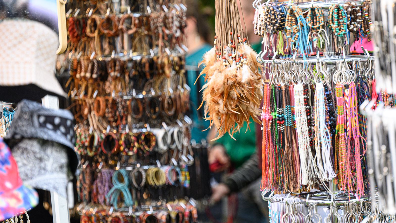 Verkaufsstände mit Schmuck im Festivaldorf.