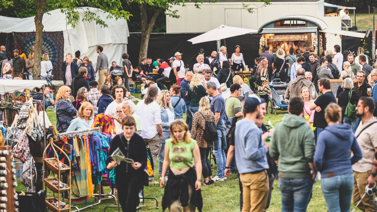 Menschenmenge im Festivaldorf.