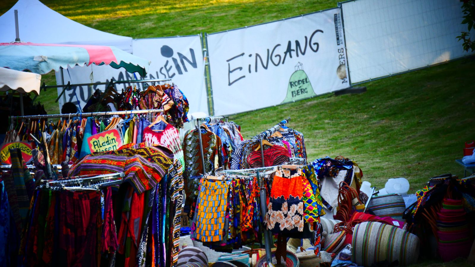 Verkaufsstände am Rande vom Festivaldorf mit Blick auf den 