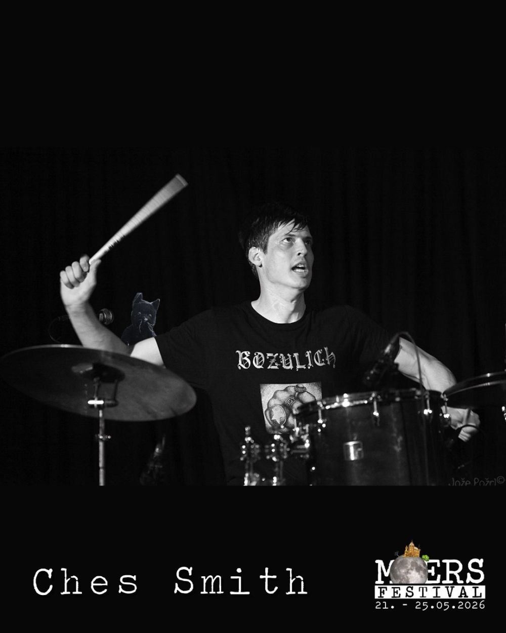 Black and white image. Drummer. The name "Ches Smith" is in the bottom left corner and the Moers Festival logo is in the bottom right corner.