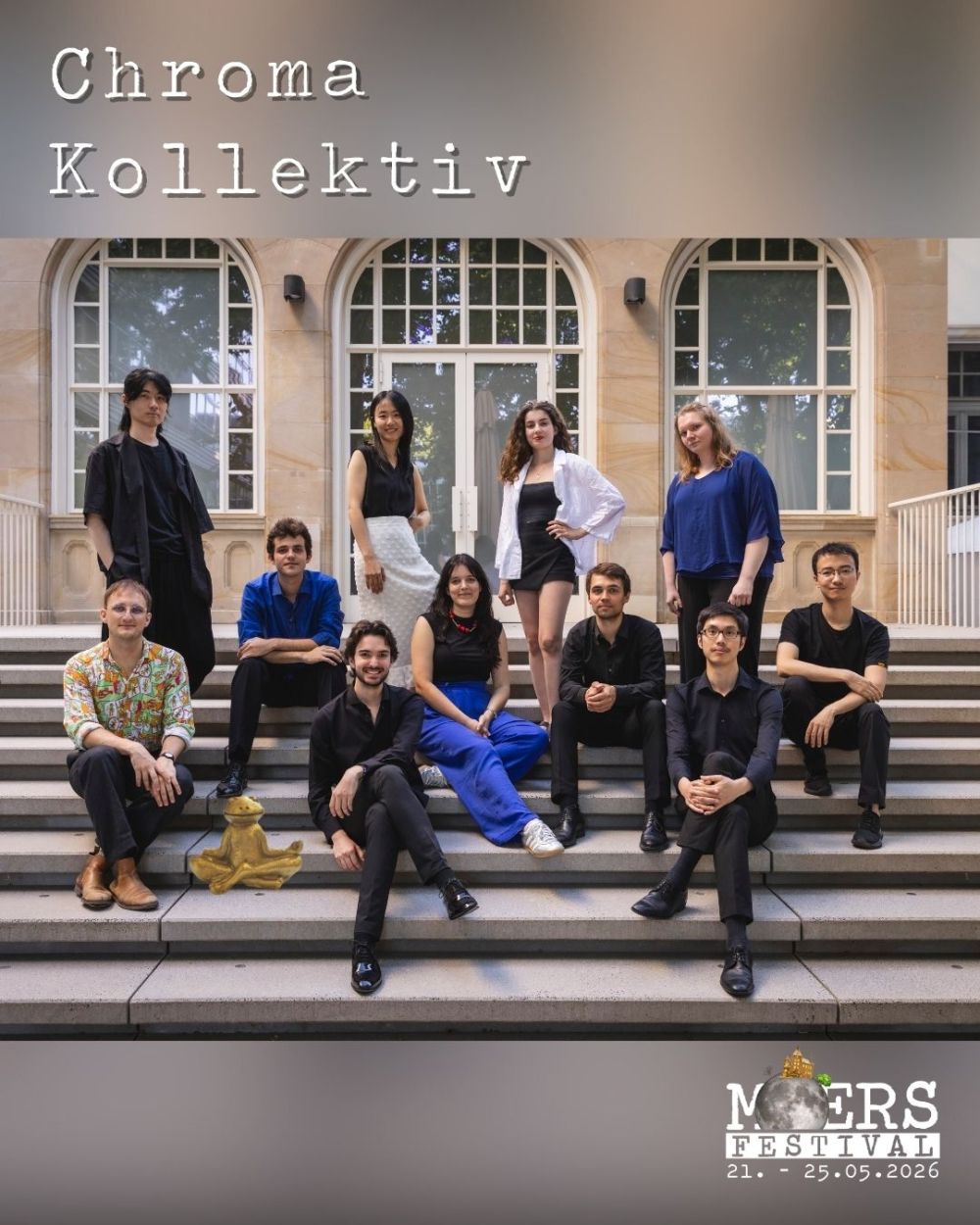 Eleven men and women are sitting and standing on a staircase in front of a building. Their artist name, "Chroma Kollektiv," is in the upper left corner, and the logo of the Moers Festival is in the lower right.