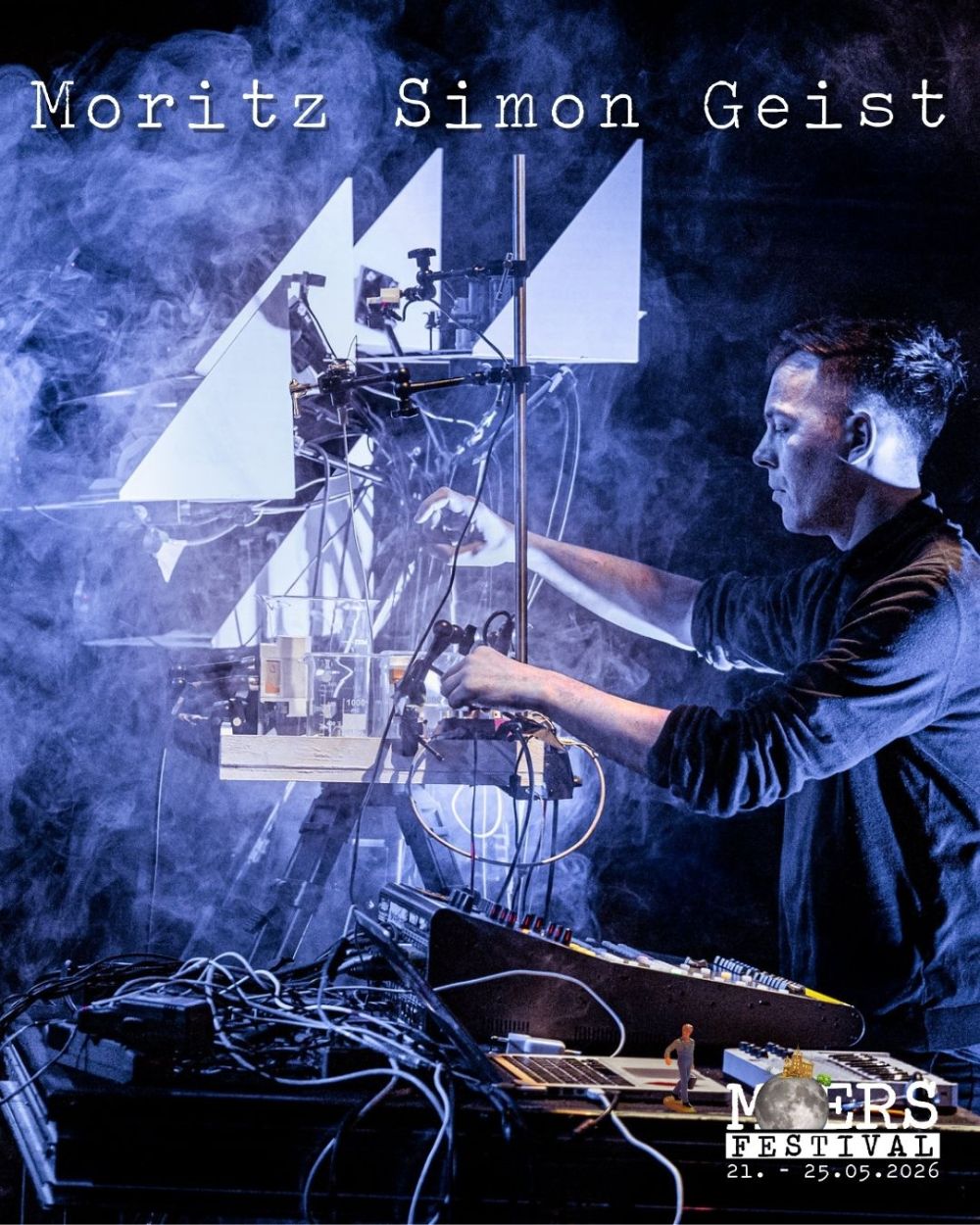 A musician is operating a machine. Above him is his name "Moritz Simon Geist," and in the lower right corner is the logo of the Moers Festival.