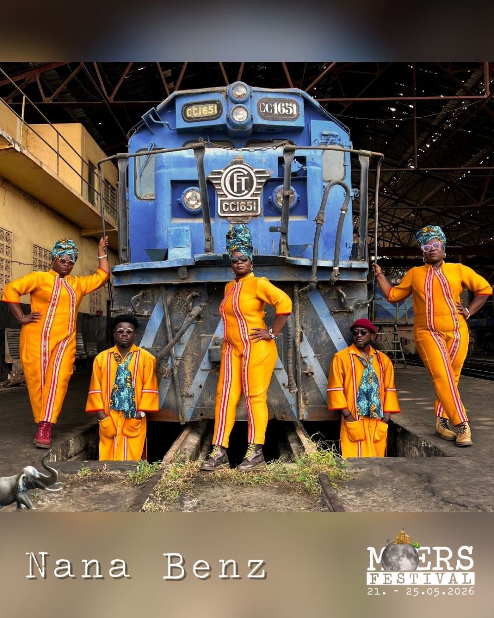 Five Black women in orange jumpsuits stand in front of a blue train. The band name "Nana Benz" is written in the lower left corner, and the Moers Festival logo is in the lower right.