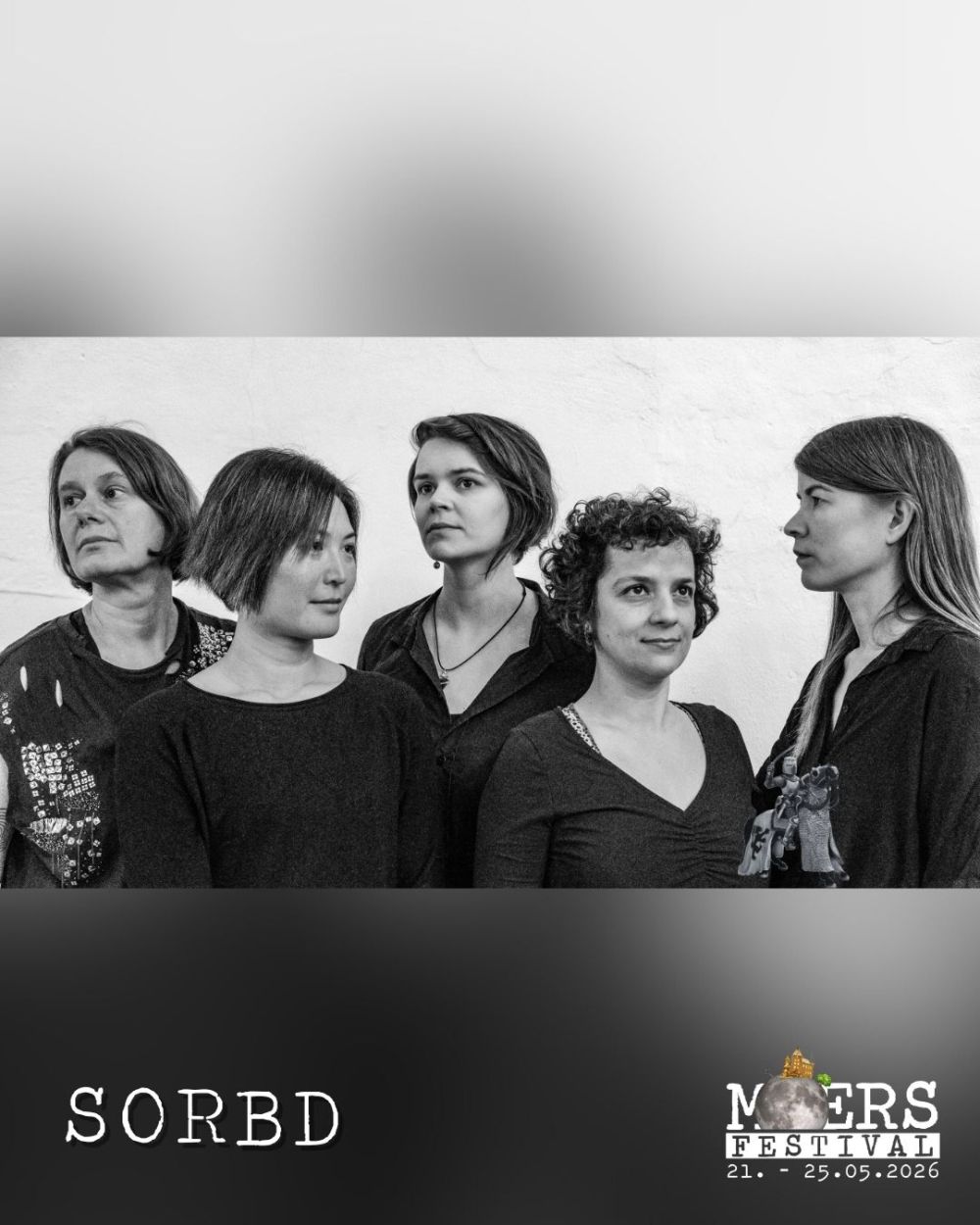 Schwazweiß Bild. 5 Frauen stehen vor einer weißen Wand. Unten links steht der  Bandname "SORBD", unten rechts befindet sich das Logo des moers festivals.